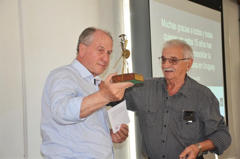 Jubilados del BPS reconocieron al ministro Murro Murro recibe una figura de El Qujiote de Sixto Amaro