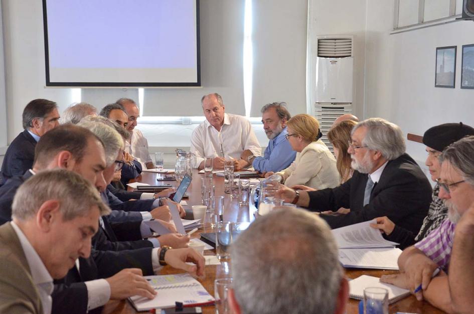 Reunión tripartita Ministro, asesores, representantes de empleadores y trabajadores reunidos en sala de actos del MTSS