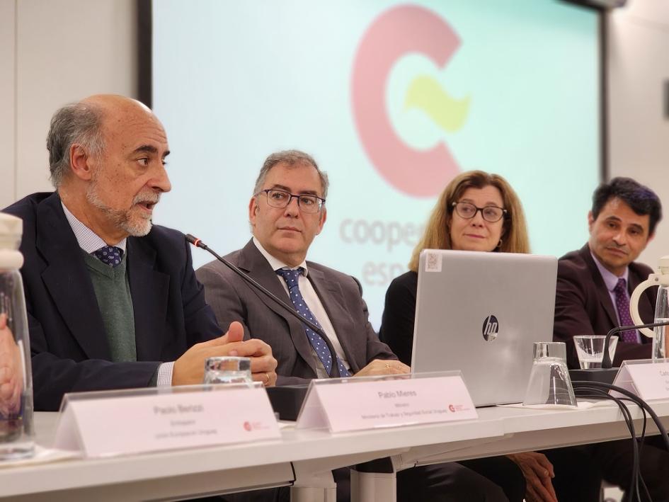 Mesa de Apertura "Construyendo Puentes: Impulsando un Sistema Nacional de Orientación Laboral" Ministro Mieres y director de Empleo en Seminario Internacional