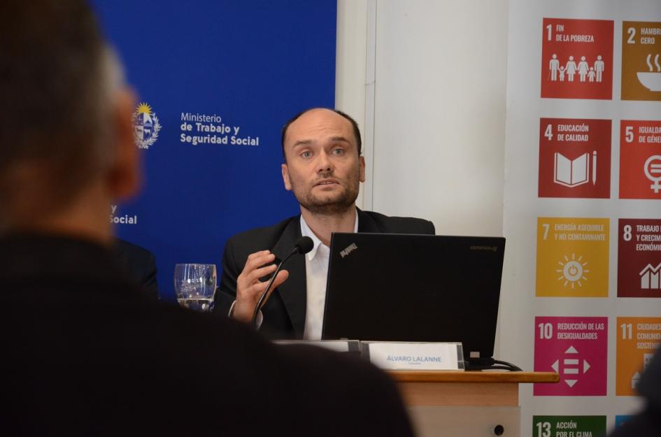 Consultor Álvaro Lalanne Presentación de estudio sobre Servicios Globales