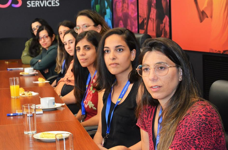Primer grupo de mujeres ingresa a empresa por proyecto "Mujeres en el sector TI" Mujeres formadas en TI dentro del proyecto