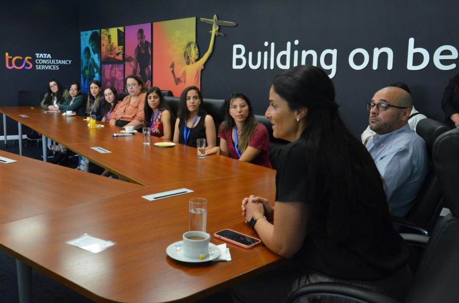 Primer grupo de mujeres ingresa a empresa por proyecto "Mujeres en el sector TI" Mujeres formadas en TI, Daniel Pérez, equipo de DINAE y TATA