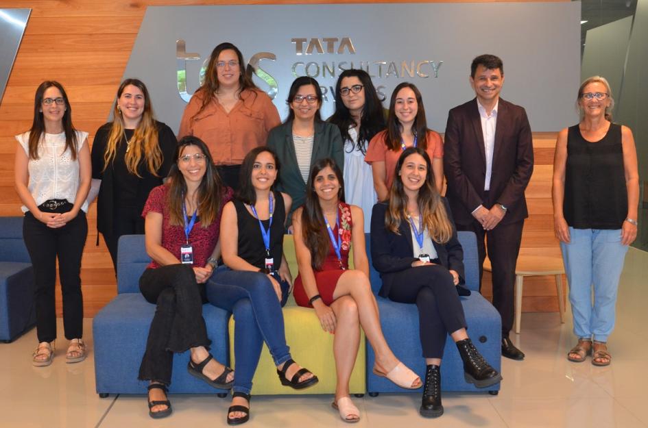 Primer grupo de mujeres ingresa a empresa por proyecto "Mujeres en el sector TI" Mujeres formadas en TI, Daniel Pérez, equipo de DINAE y TATA