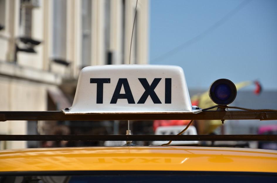 imagen de la parte de arriba de un taxi donde figura la palabra taxi