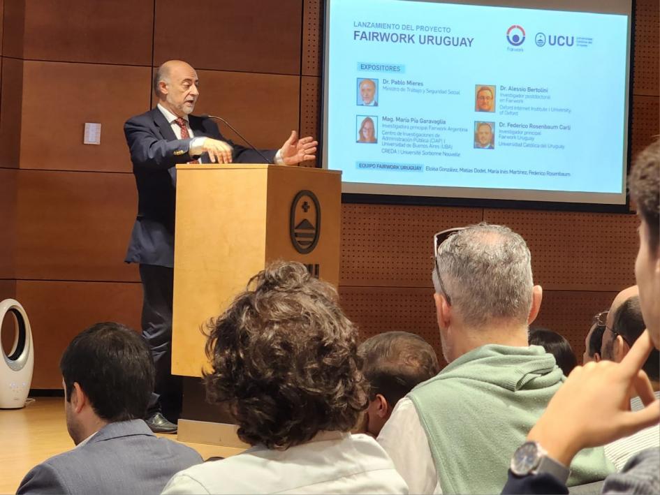 Ministro en lanzamiento de proyecto Firework