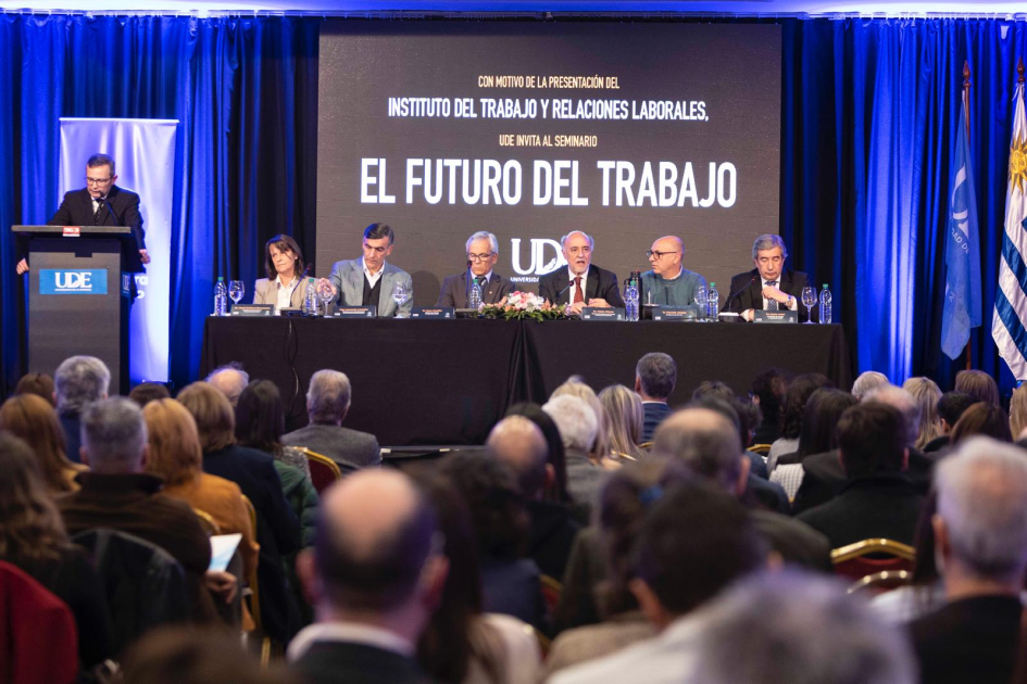Ministro y mesa de expositores