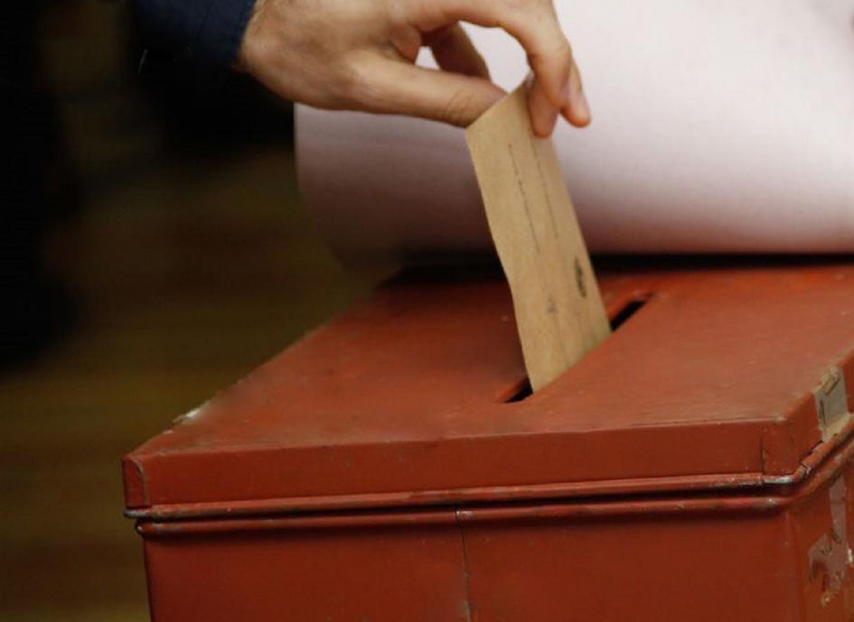 persona introduciendo voto en la urna