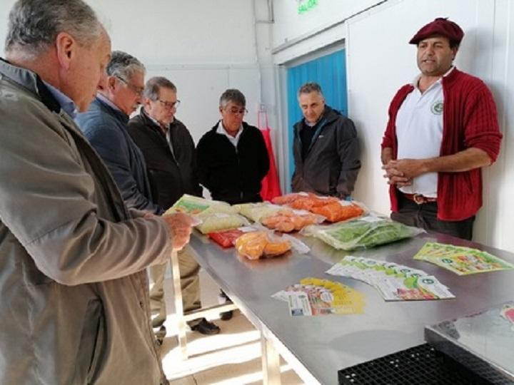 Ministro Murro con trabajadores rurales en su visita a Canelones Ministro Murro con trabajadores rurales en su visita a Canelones