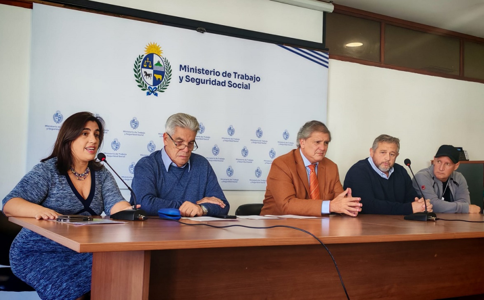 Bouret, Puig, Durán, Fernández y Echevarría en firma de declaración tripartita