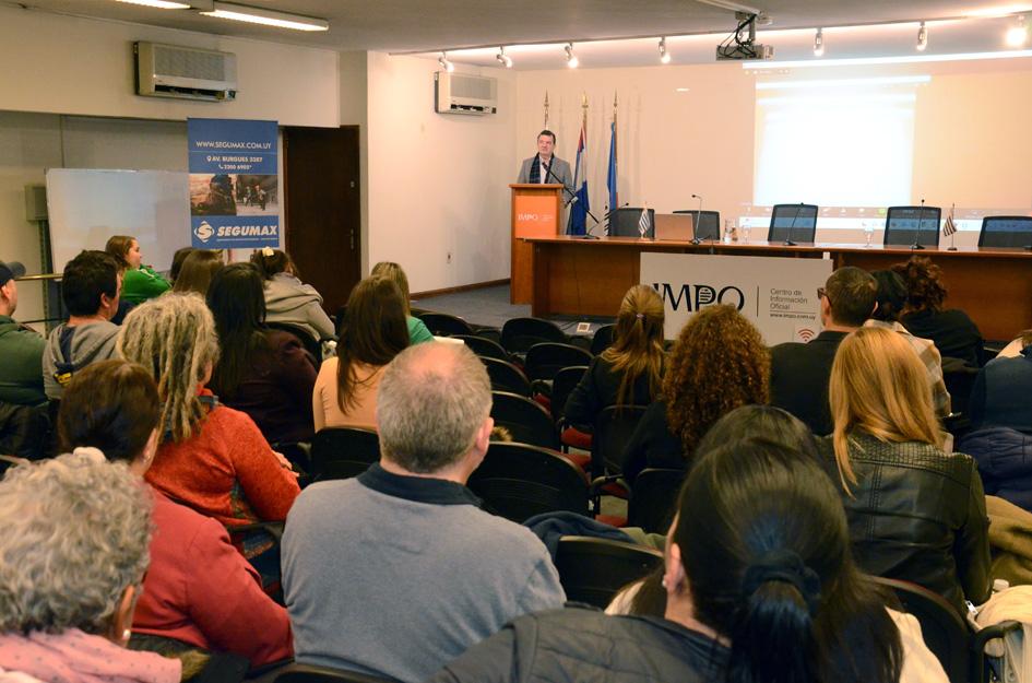 Teijeiro participó en congreso sobre salud y seguridad laboral Teijeiro durante su exposición y participantes