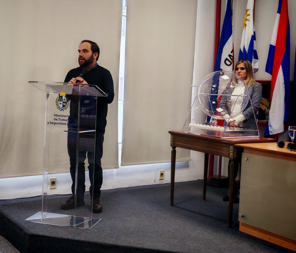 Sorteo de la segunda edición de Uruguay Impulsa Ministro de Desarrollo Social, Gonzalo Civil