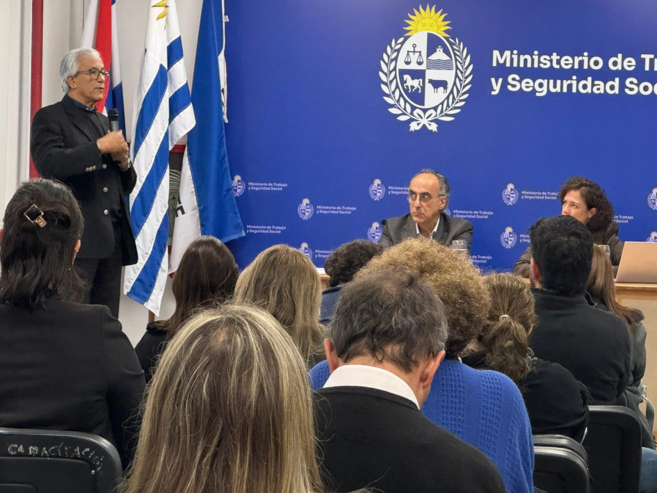 Juan Castillo, Hugo Barretto y Emma Rodríguez durante la actividad en la Sala Erro