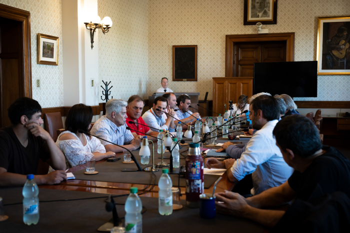 Fotos: Departamento de Fotografía del Parlamento del Uruguay Participantes de la actividad reunidos alrededor de una mesa