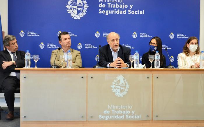 Autoridades integran mesa por 106 años de IGTSS