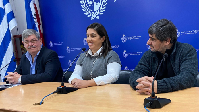 Compromiso para prevenir el acoso laboral en el sector supermercados Autoridades durante la oratoria