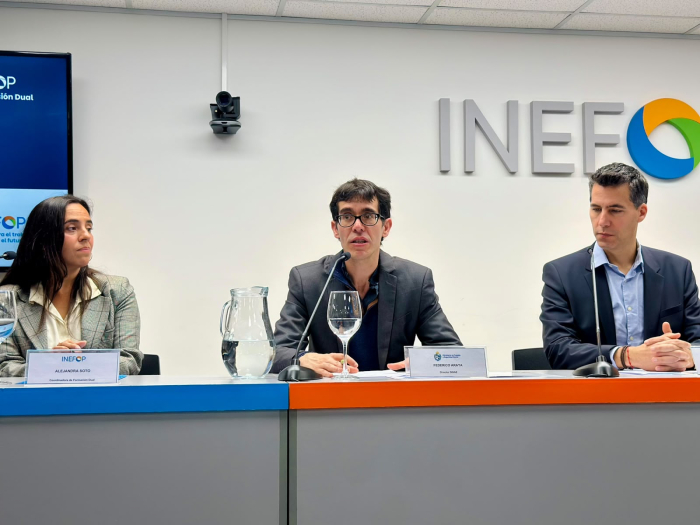 Presentación de resultados y entrega de certificados para operadores de logística de Aeroparque Araya y dos expositores más