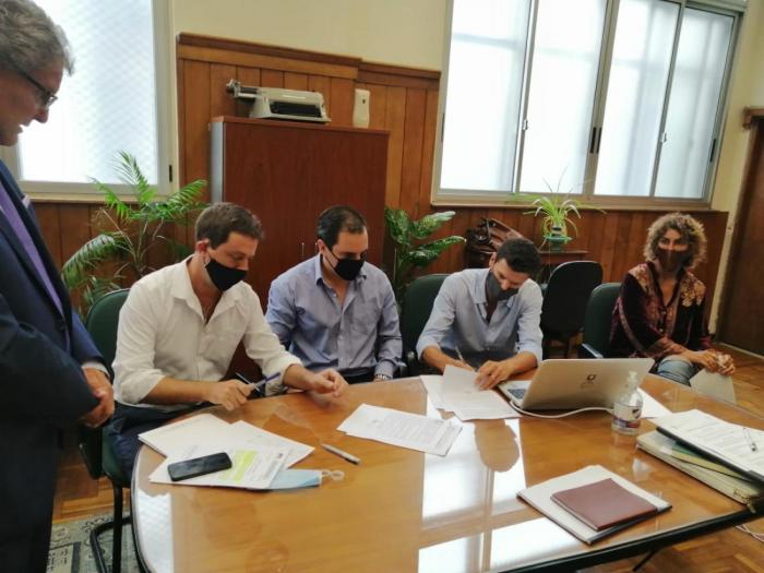 Firma de acuerdo entre mutual y AUF