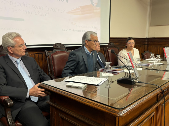 Castillo y demás participantes en la mesa