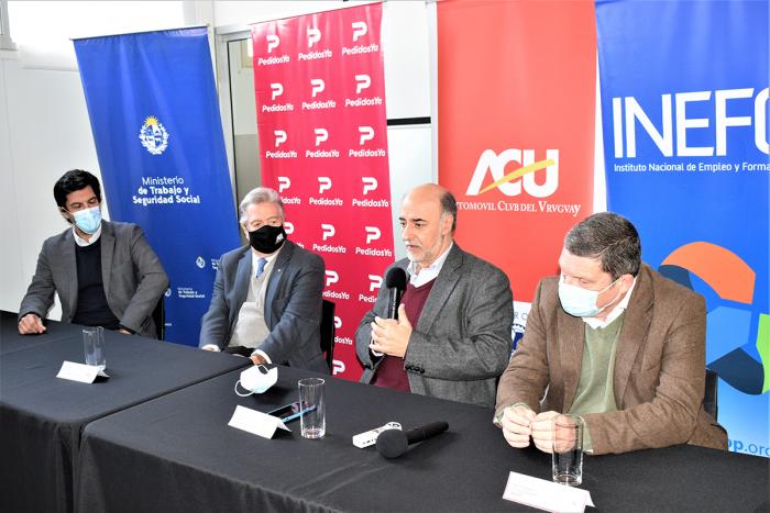 Cursos de capacitación en seguridad vial y manipulación de alimentos Autoridades durante la presentación