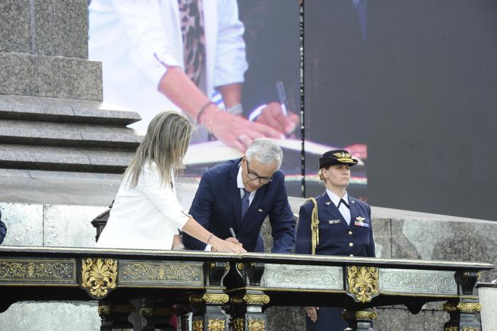 Firma de Juan Castillo como Ministro de Trabajo y Seguridad Social