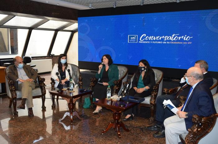 Autoridades en el conversatorio