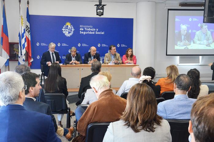 Presentación del libro "Sistematización Sentencias TCA" de la IGTSS Autoridades y expositores durante la presentación