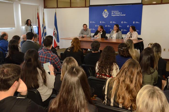 Bienvenida a pasantes de relaciones laborales Bienvenida a pasantes de relaciones laborales