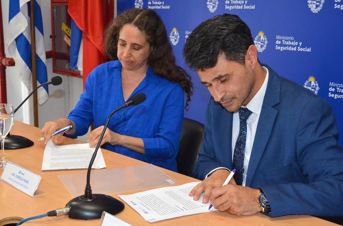 Autoridades firmando convenio