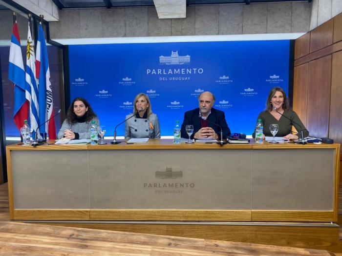 Presentación de estudio "Brechas de género en los ingresos laborales en Uruguay" Presentación de estudio "Brechas de género en los ingresos laborales en Uruguay"