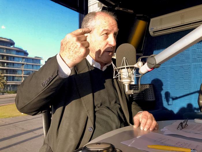 Murro durante entrevista en Todo Pasa Ernesto Murro en los estudios de Océano FM