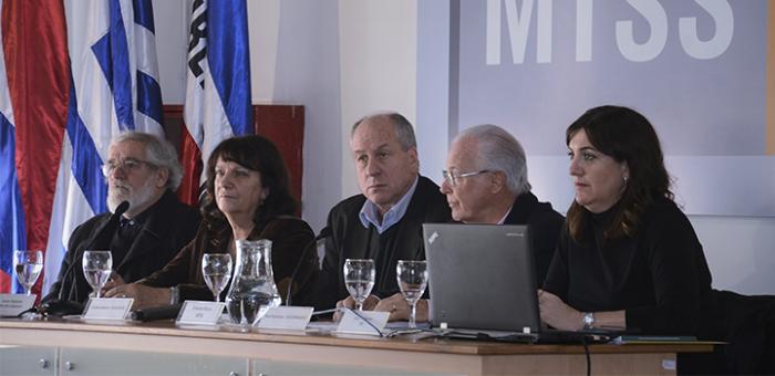 Presentación del Estudio de OIT sobre seguridad y salud en trabajadores jóvenes Panel tripartito y representante de OIT presentando el estudio