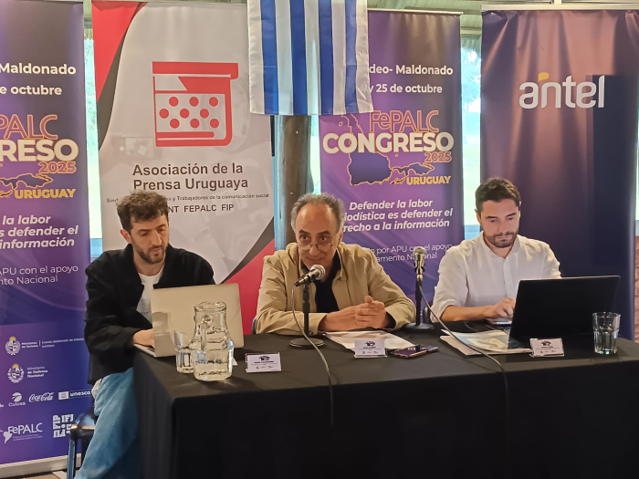 Subsecretario Barretto expuso en congreso sobre periodismo Barretto durante su exposición y los otros dos integrantes de la mesa