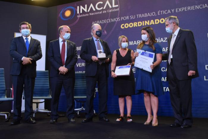 Entrega de Premios y Reconocimientos de Calidad Mieres y demás autoridades en entrega de premios