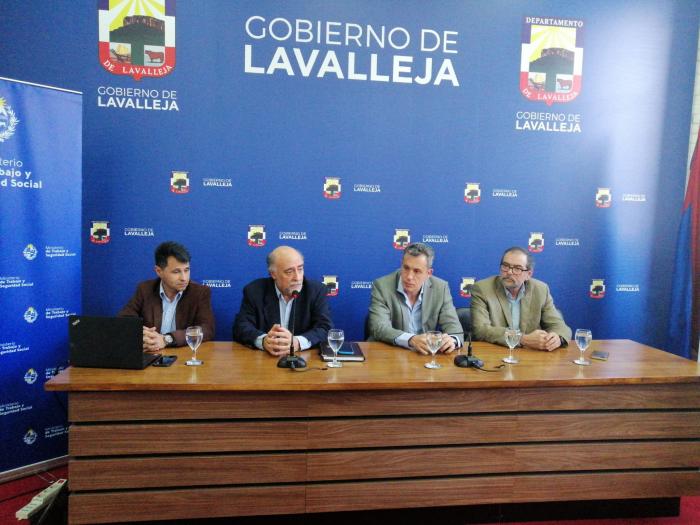 Difusión Ley de Promoción del Empleo Lavalleja Autoridades en conferencia de prensa en Lavalleja