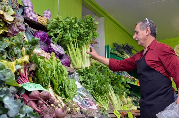 Trabajador de puesto de verduras