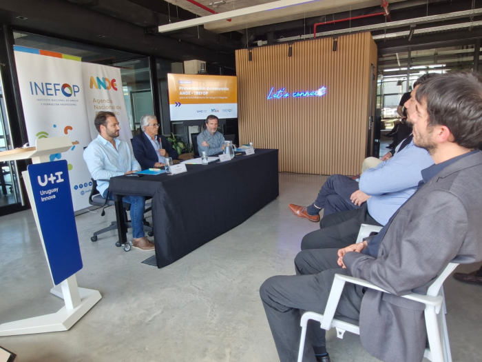 Autoridades durante sus exposiciones y parte del público