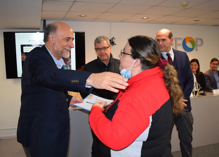 Mieres haciendo entrega de un diploma a una trabajadora certificada