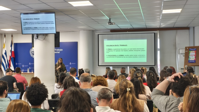 Inspección del Trabajo realizó capacitación sobre Convenio 190 de OIT Imagen general de la sala con público, exponentes y proyector con diapositivas