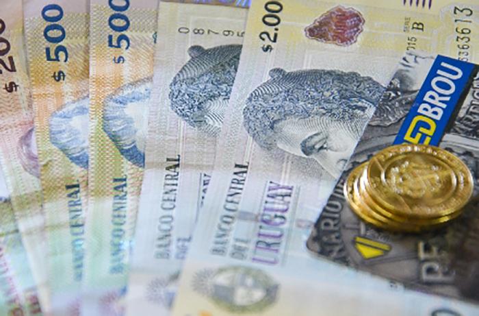 Aumento salarial Imagen que contiene dinero y tarjeta de débito