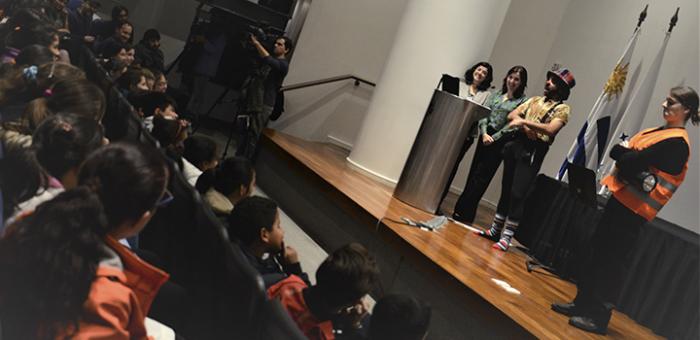 Imagen de las personas encargadas de presentar la APP y los niños en la platea