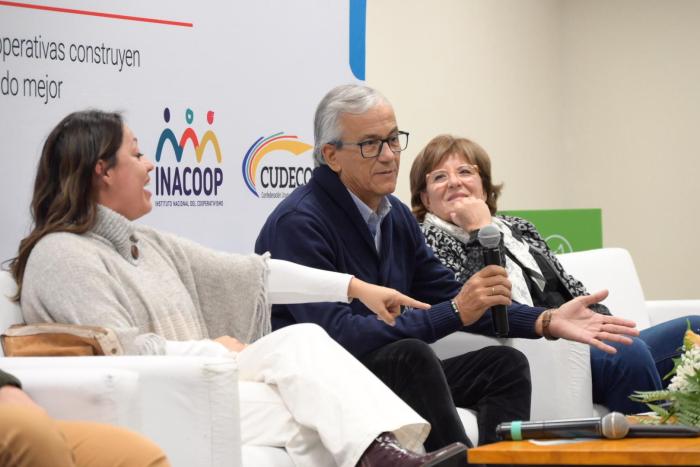 Celebración por Día Internacional de las Cooperativas Ministro durante su exposición acompañado de demás autoridades