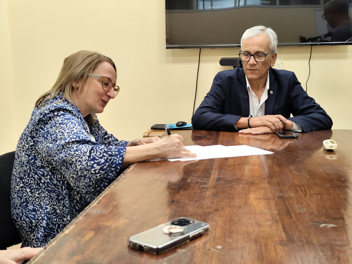 Gobierno y magistrados formalizan ámbito de negociación para 2026 Castillo con integrantes de la asociación durante la firma