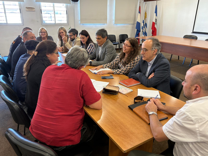 Gobierno firmó convenio con entes públicos y servicios descentralizados Participantes reunidos en la mesa para firmar el convenio