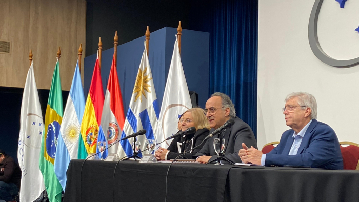 Barretto y otras autoridades durante su exposición