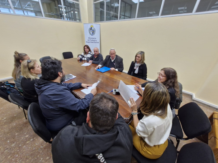 Participantes alrededor de la mesa durante la firma del acuerdo