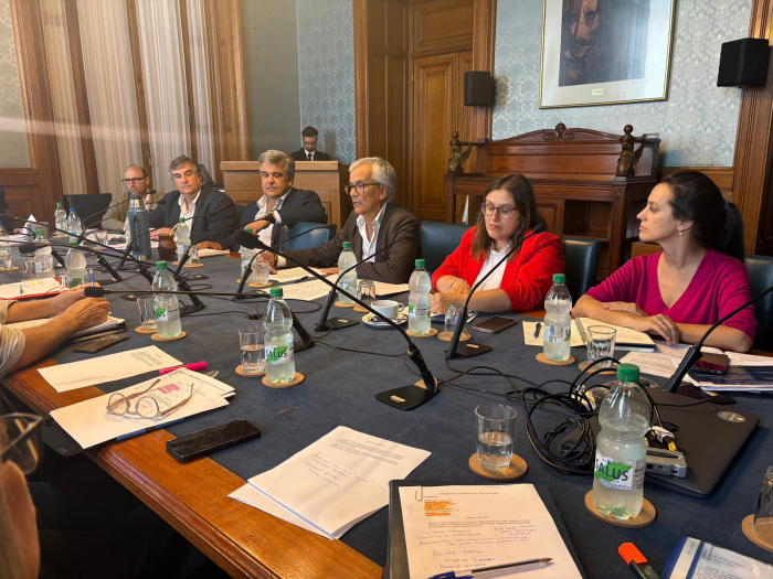 Integrantes reunidos en la mesa