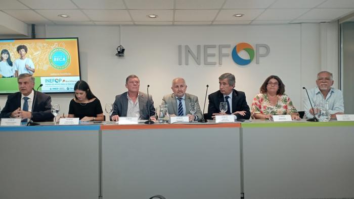 Lanzamiento de la segunda edición de Inefop Bachilleres Autoridades exponiendo