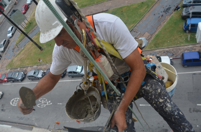 trabajador trabajando en altura