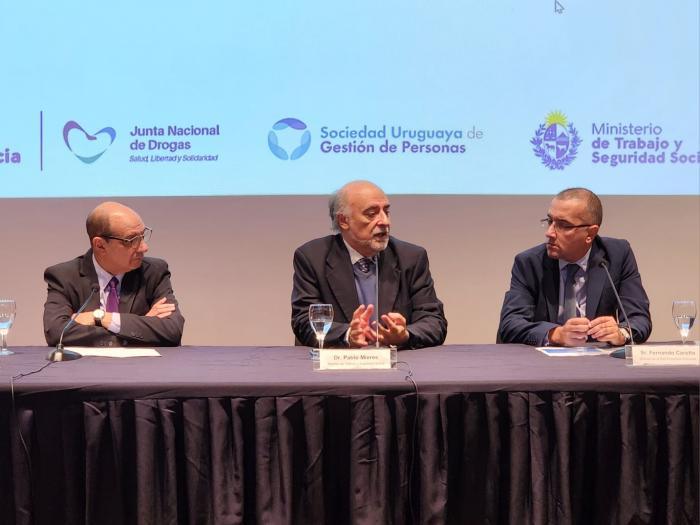 Mieres y otros expositores en la actividad