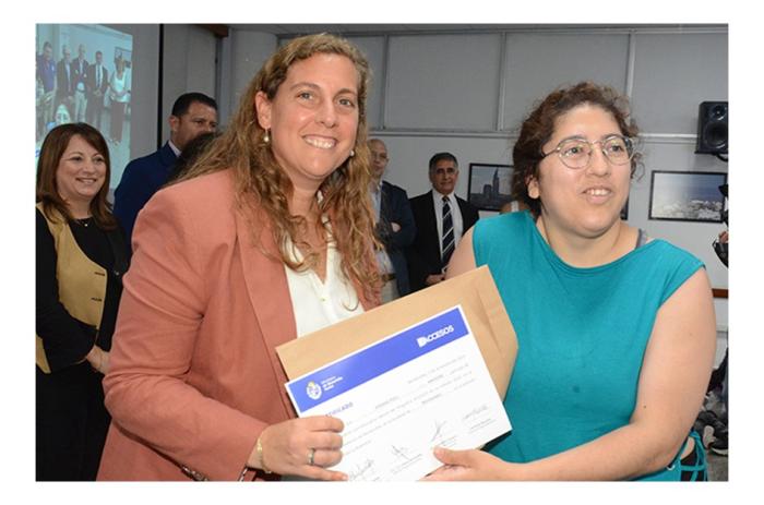 Director Valentina Arlegui entrega certificado a pasante del programa que se desempeñó en el MTSS